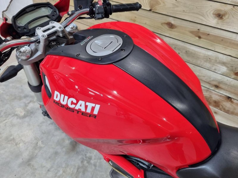 DUCATI MONSTER 696