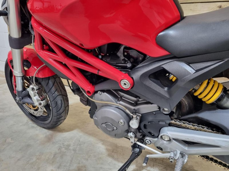 DUCATI MONSTER 696