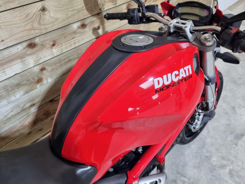 DUCATI MONSTER 696