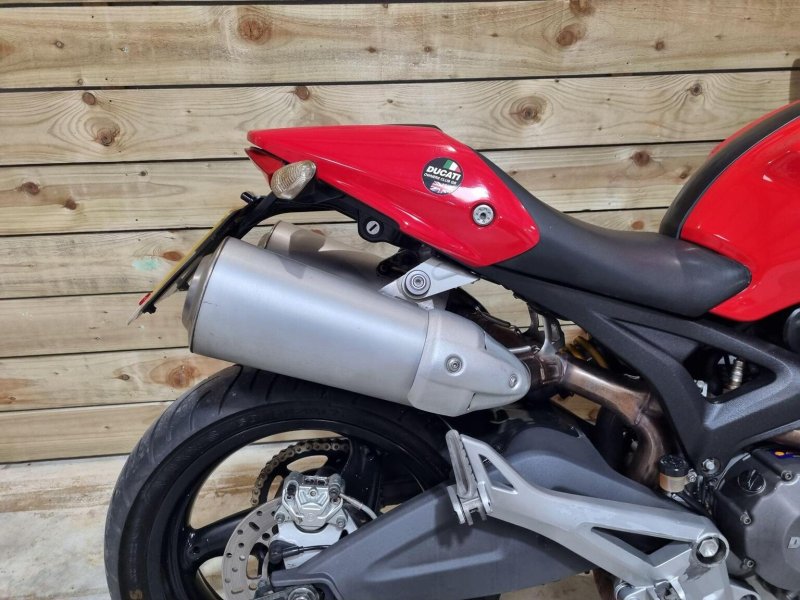 DUCATI MONSTER 696
