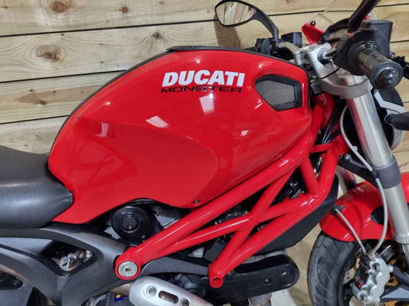 DUCATI MONSTER 696