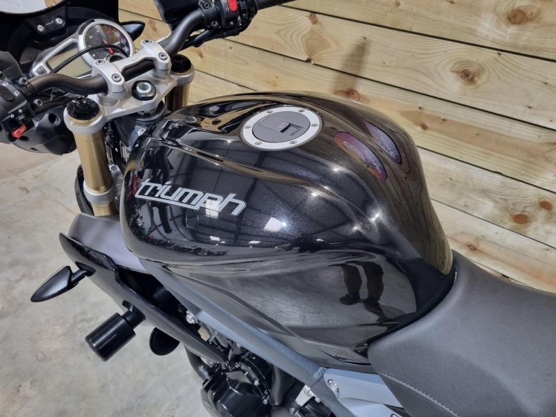 TRIUMPH STREET TRIPLE 675
