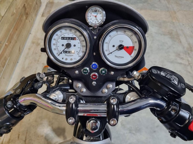 TRIUMPH THRUXTON 900