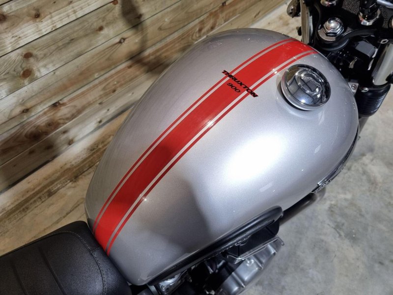 TRIUMPH THRUXTON 900