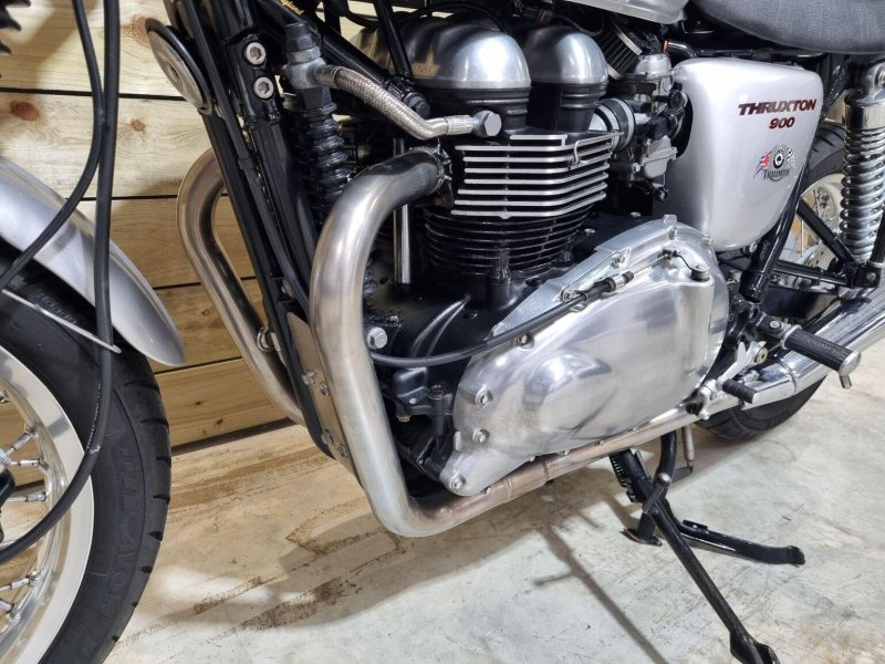 TRIUMPH THRUXTON 900