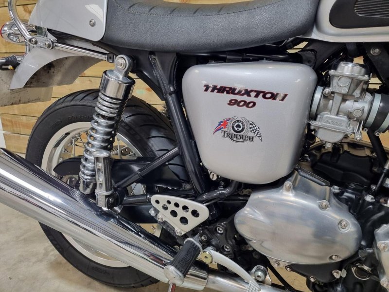 TRIUMPH THRUXTON 900