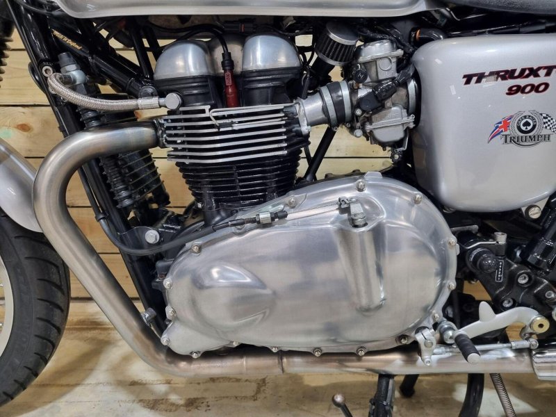 TRIUMPH THRUXTON 900